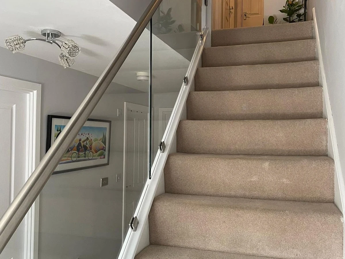 staircase-glass-balustrade-bright-ascending-rail-reigate-reigate-glass-balustrades-hero Frameless glass staircase balustrade on bright ascending rail, Reigate Glass Balustrades