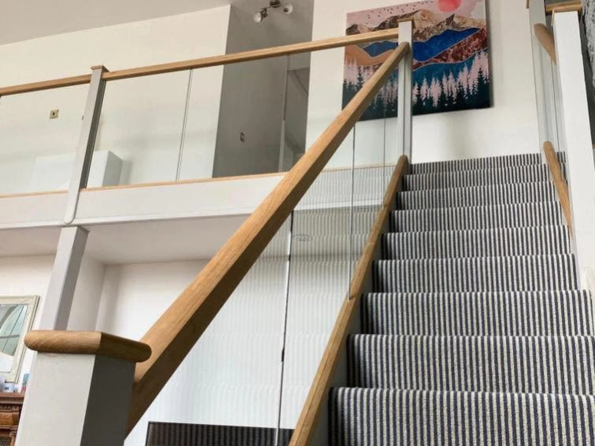 staircase-glass-balustrade-oak-rail-striped-runner-reigate-reigate-glass-balustrades-hero Oak rail striped runner staircase glass balustrade, Reigate Glass Balustrades